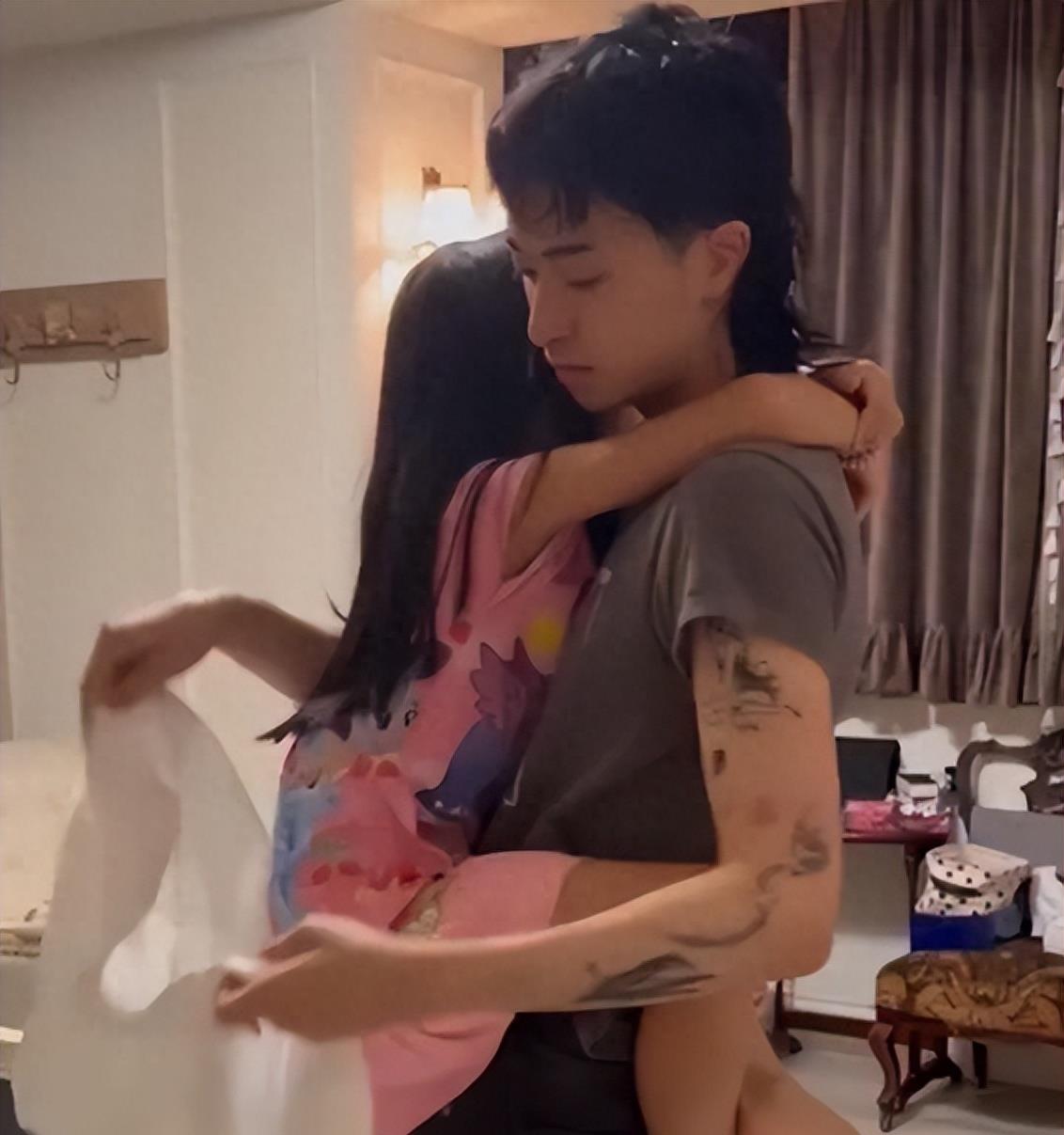 重磅!庾澄庆儿子发出出柜官宣:“我是同性恋,我为自己感到骄傲!”