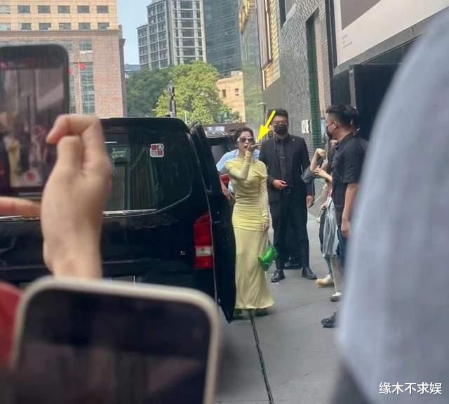 虞书欣出席线下活动,大热天穿貂扮可爱,生图嘴凸、脖子粗壮!