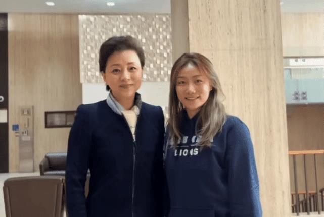 55岁杨澜近照曝光，头发花白弓腰驼背，疑同外籍老公移居美国