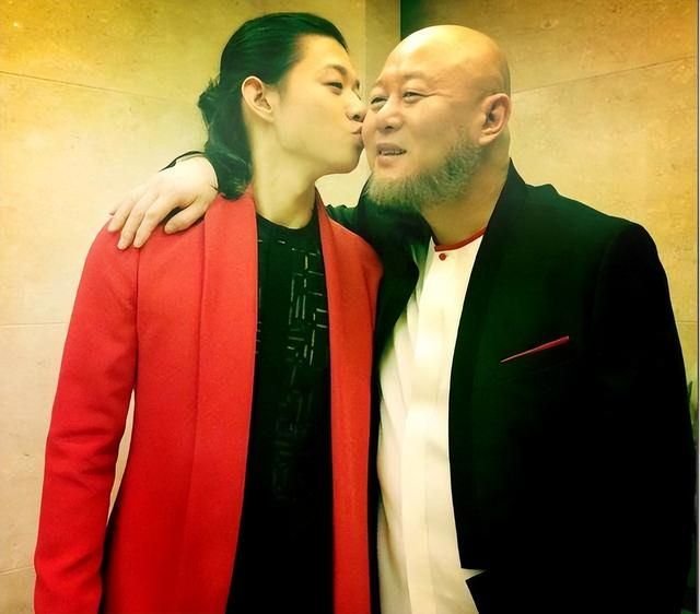 霍尊|退圈后霍尊疑有新恋情,和年轻女子同车去机场,女方貌美不输陈露