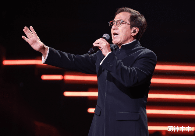 明星湾区晚会造型:肖战港风撑场,关晓彤秀美腿,章子怡仙气飘飘