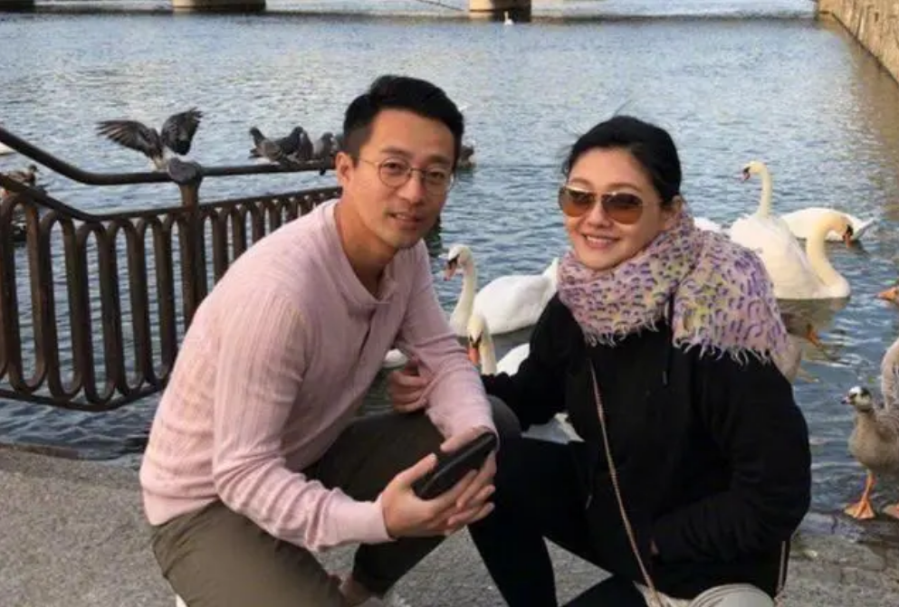 张兰晒海洋馆游玩照片,汪希玥美艳新裙装,汪小菲喜笑领先