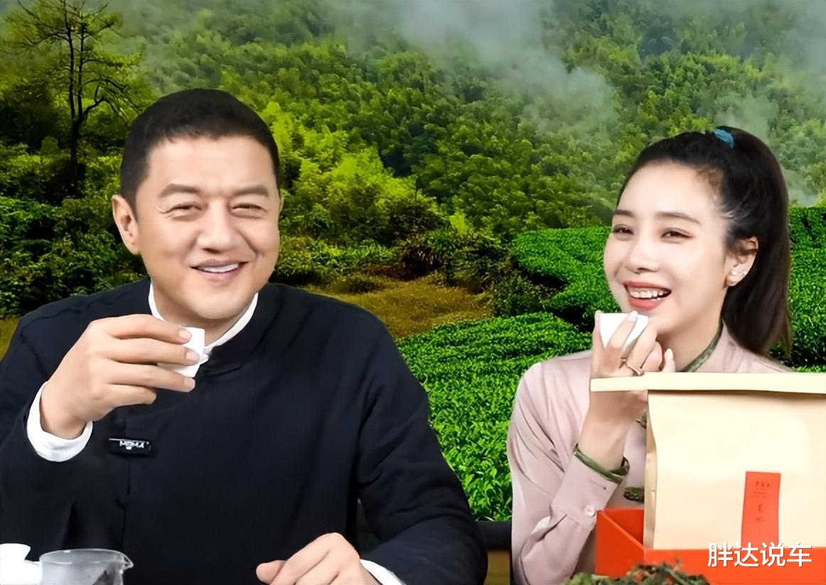 李亚鹏|李亚鹏小女疑病情恶化!母女凌晨4点赶车不去送,却跟美女开直播