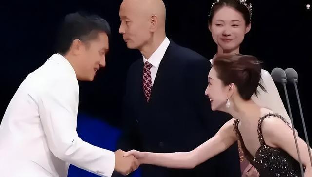 金鸡一夜,周冬雨终于为自己的“目中无人”,付出了代价