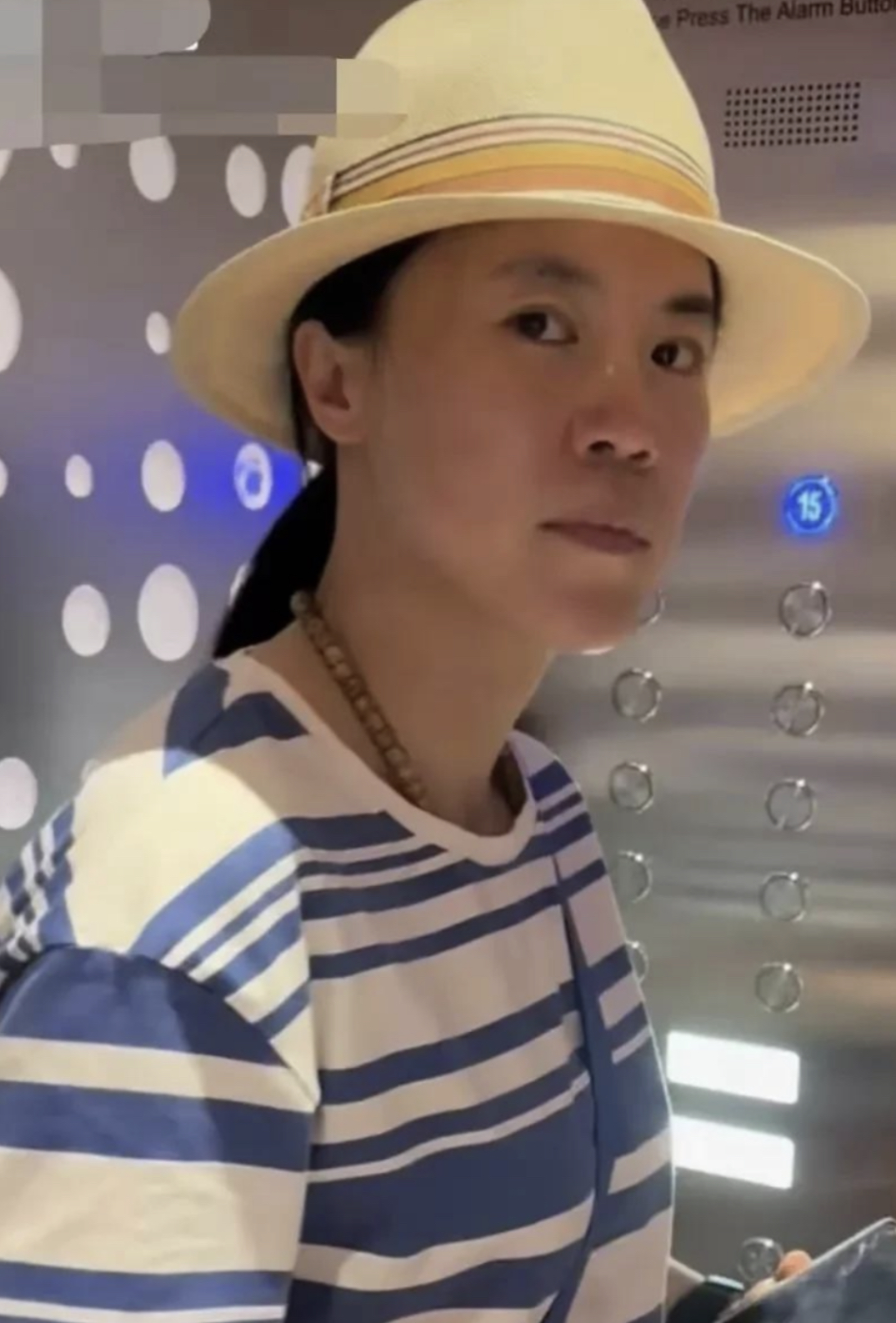 王楠夫妇电梯里吵架,当众冷嘲热讽,富豪老公连连吐槽女方没素质