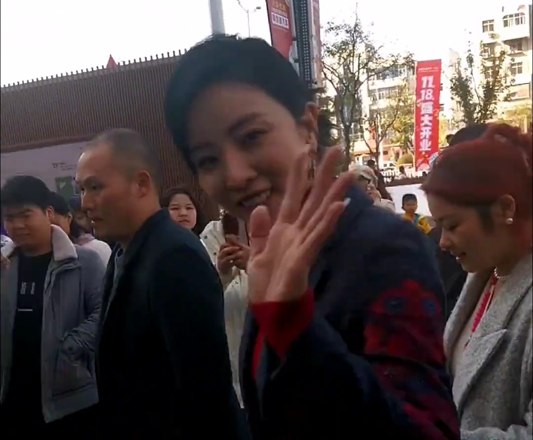 离开央视后，李思思现身小城市接商演，出场费40万，为她感到可惜