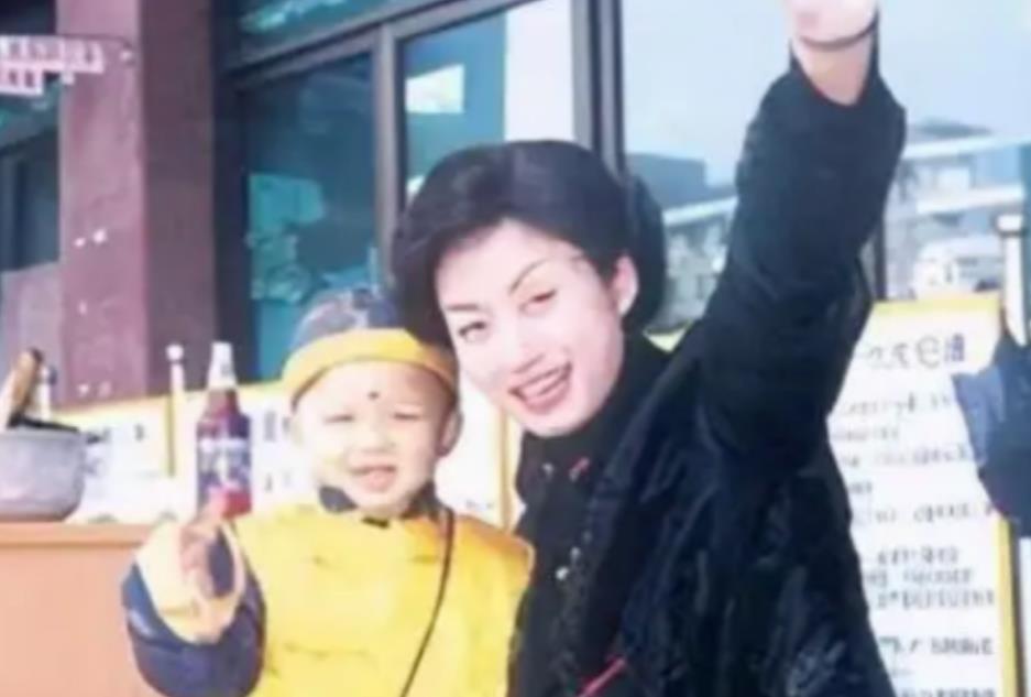 央视最美主持人去世！意外推错门遭受“折磨”19日，惨剧背后是警醒