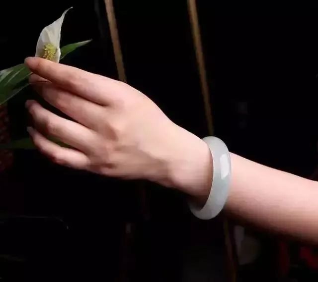 关于翡翠的天然致色因素,你知多少?