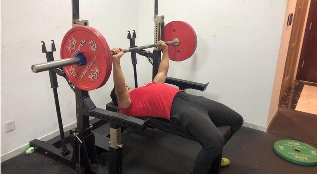 营养师|卧推的正确姿势,健身达人告诉你做到以下几点,你少走弯路!