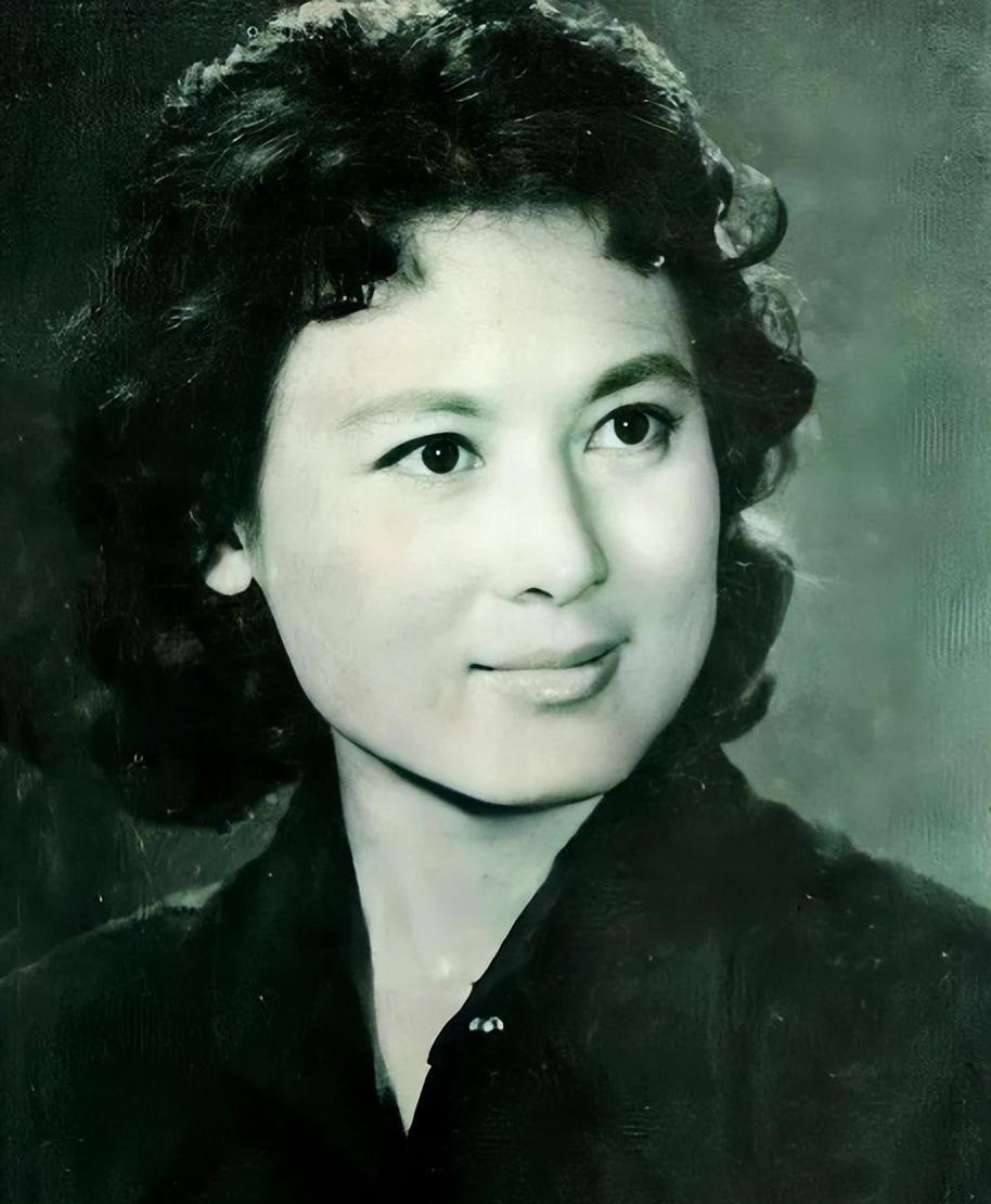 演员向梅：83岁退休后生活悲凉，背后真相曝光，才知道风光后的痛