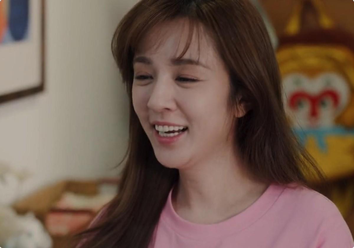 这一次,被勒出赘肉的王晓晨,把她的“中年尴尬”展现得淋漓尽致