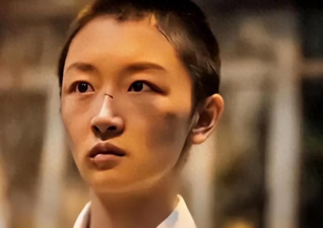 曾志伟拽的不是周冬雨的手，而是娱乐圈藏不住的丑陋，两人啥关系