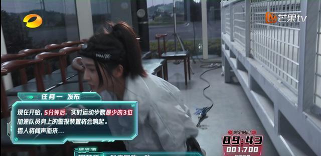 谢娜|都录制了《全员加速中》，将谢娜靳梦佳放在一起看，差别就出来了