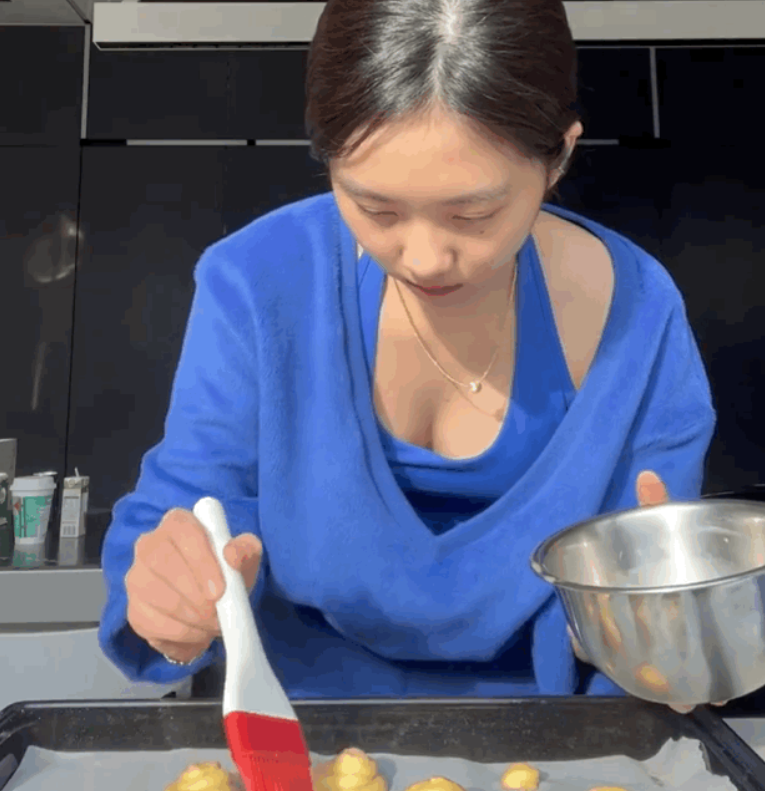 黄忆慈|11岁甜馨穿露脐装、17岁黄多多穿低胸衣,明星们的育儿经引争议!