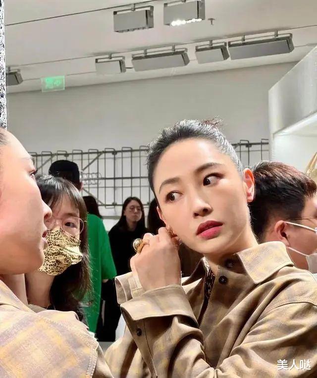 穿衣搭配 白百何离开滤镜好真实，不整容不打针美得自然有特色，穿搭随意却很高级