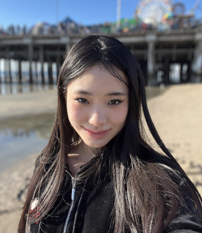 小S|小S15岁二女儿晒美国度假照，Lily自称沙滩女孩，秀大长腿超自信