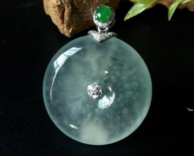 冰种翡翠|冰种翡翠也有棉絮,为什么还那么受欢迎?