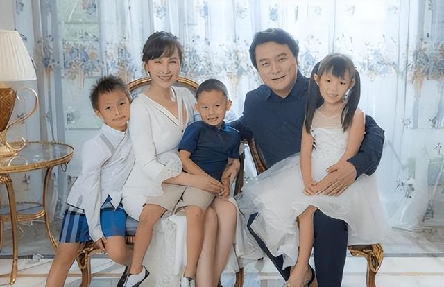 19岁与导演私奔裸婚,在地下室连生3胎,如今丈夫用7部剧将她捧红