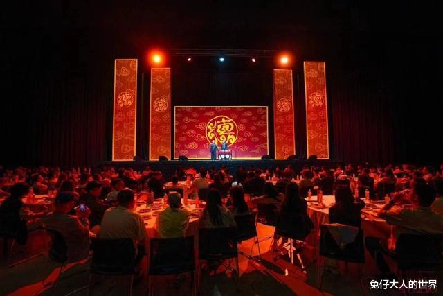 德云社海外巡演首场结束,台下满坑满谷,内场安排与国内不同