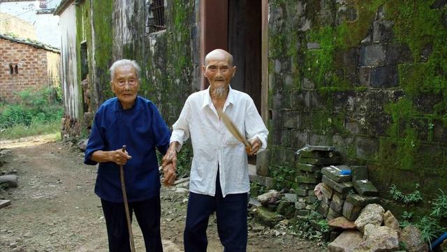 到了50岁便能看出寿命长短？医生：长寿还是短命，3个表现很重要