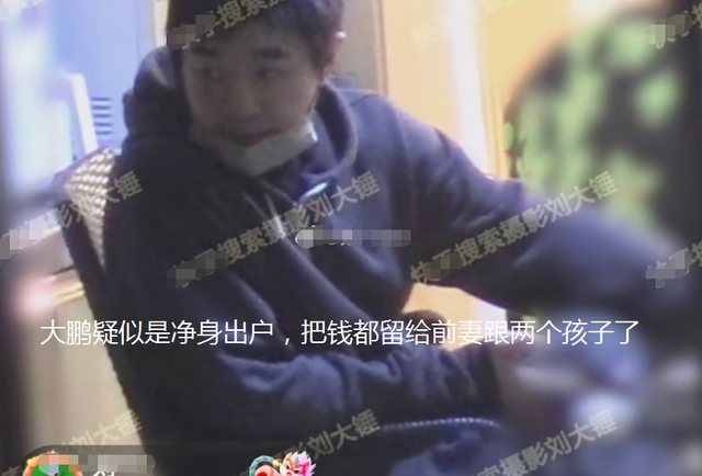 大鹏|曝大鹏净身出户再婚!三胎儿子已3岁,与娇妻三亚散步好惬意!