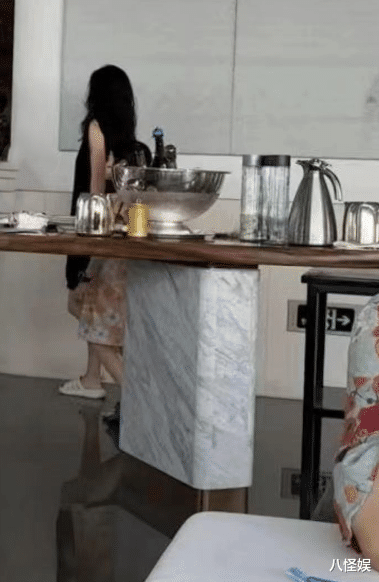 章子怡携女儿喝下午茶,披头散发穿拖鞋接地气,7岁醒醒身高瞩目