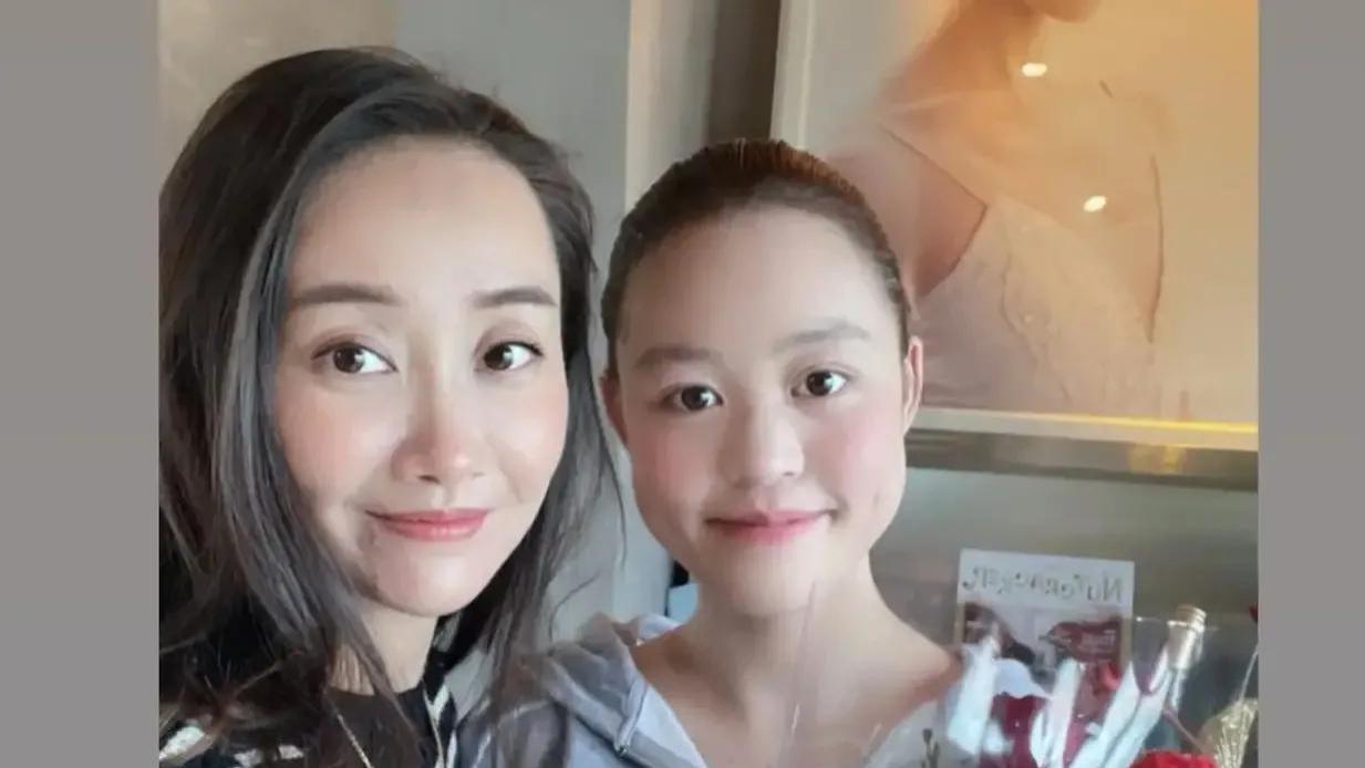 刘銮雄孙女长相曝光，腮骨明显像刘秀盈，在刘鸣炜呵护下长大成人