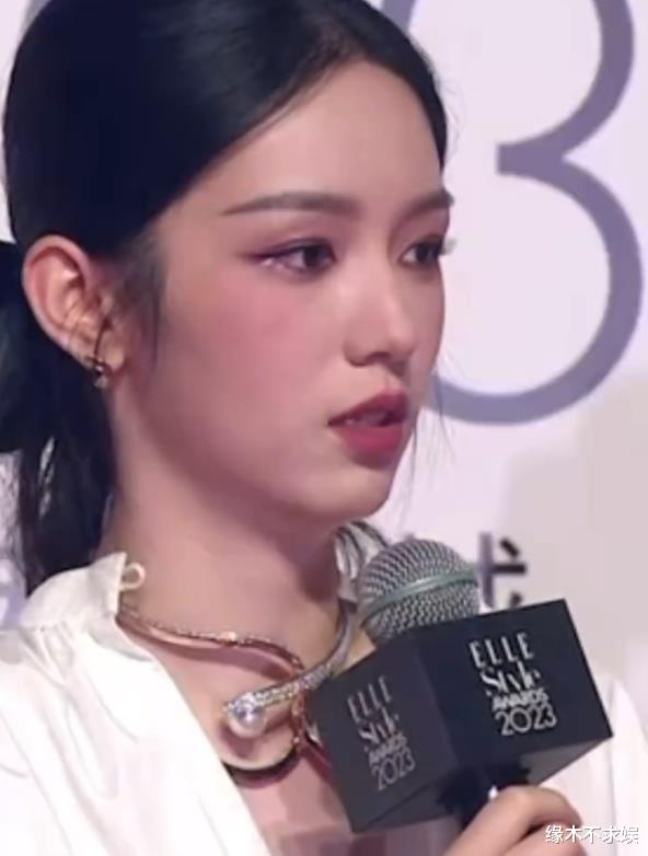 迪丽热巴杨紫齐聚ELLE红毯，一个明艳如女帝，一个被嘲像丫鬟！