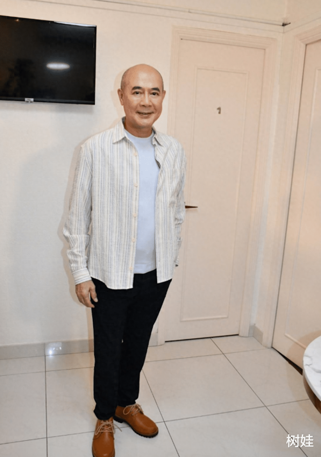 65岁TVB绿叶自曝做医美,祛眼袋做双眼皮,自称年轻了至少20岁