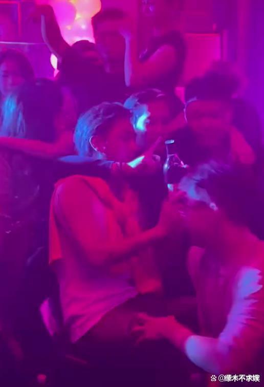王嘉尔参加婚宴引争议!被美女簇拥,夜店又和男子亲昵,还被灌酒