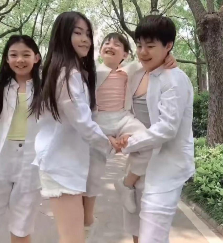 曝网红ABCD妈风波升级！二姐三弟疑似举止暧昧，更多槽点被扒出！