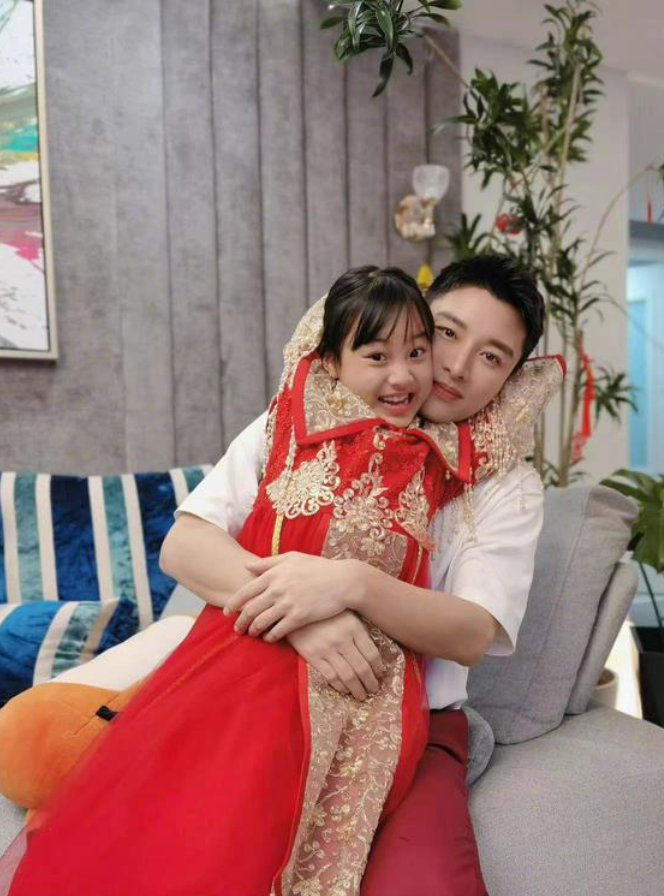 贾乃亮11岁女儿身高160cm!长腿抢眼背影迷人,两父女逛街太养眼