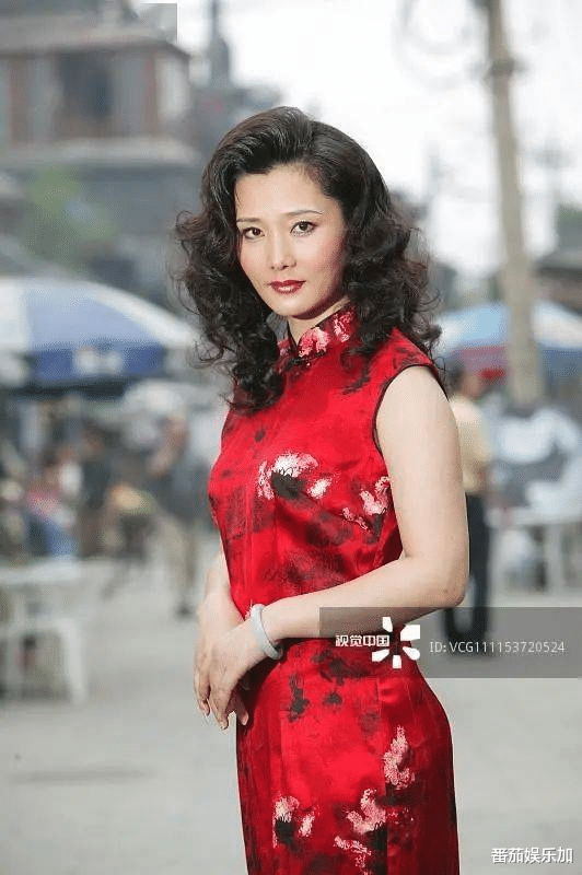 知名艺术家何赛飞夜晚泣不成声:“原谅我的失态”,评论区沦陷