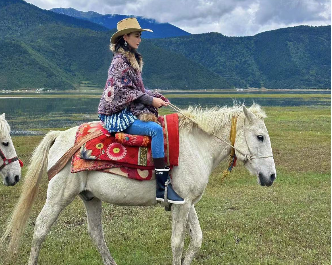 张馨予夫妇草原约会,戴30元额饰显气质,何捷“幸福肥”20斤引关注