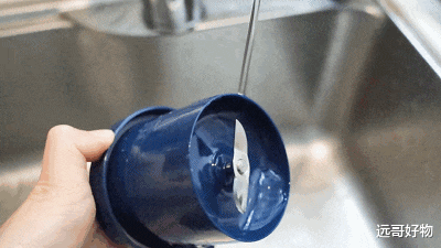 刚结婚就遭遇家暴?郝劭文直播间卖力带货,满脸抓痕红肿一片