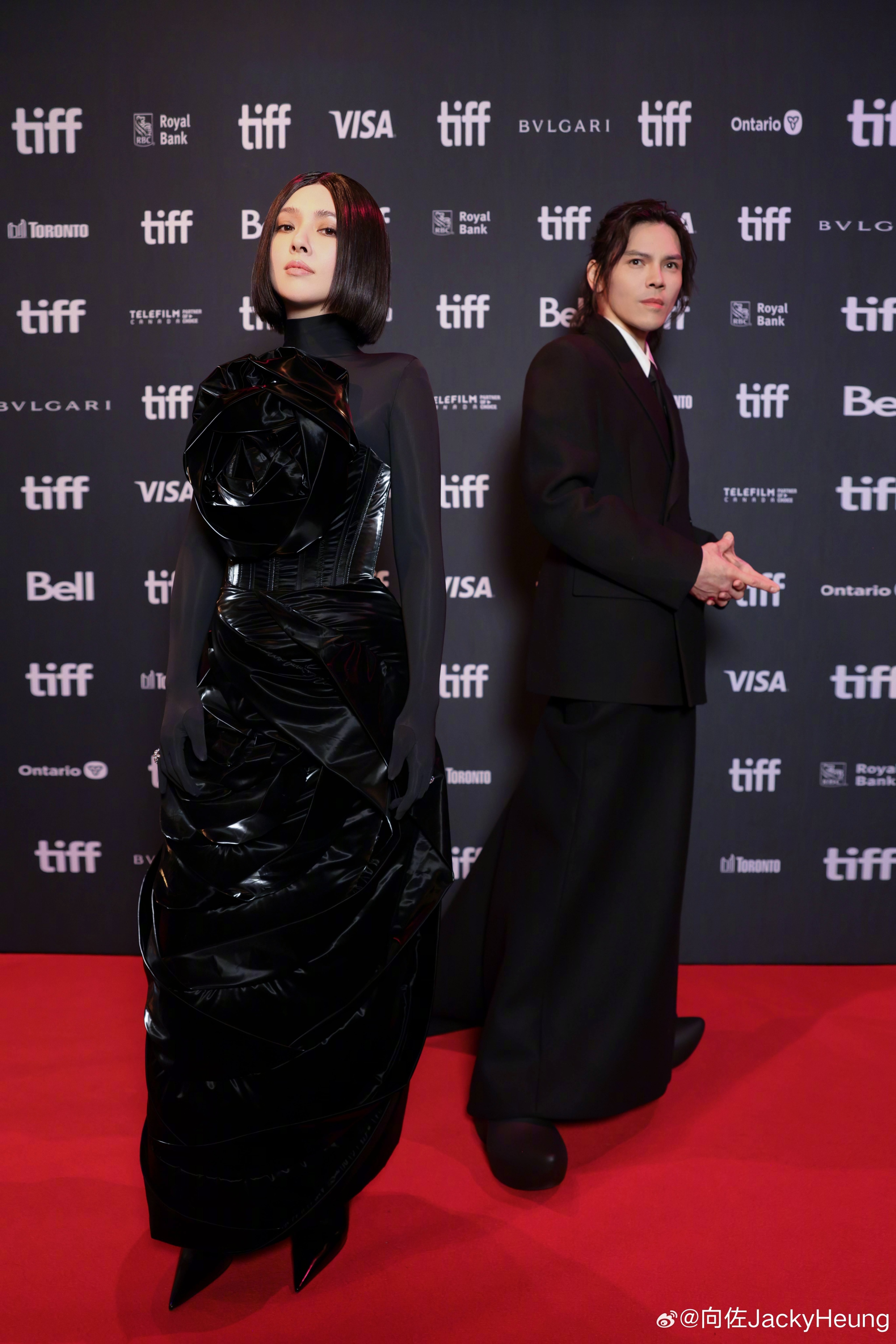 向佐秀恩爱回应热搜,首曝妻子断更原因,郭碧婷妆造再遭吐槽