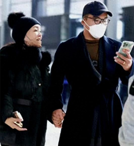 汪小菲要有新爸爸了？张兰新恋情被曝，机场被拍与小鲜肉牵手拥抱