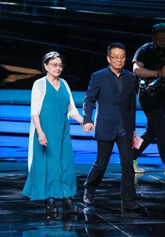 王晓棠美了一辈子！89岁穿蓝裙白衫精神矍铄，戴方框眼镜高雅矜贵