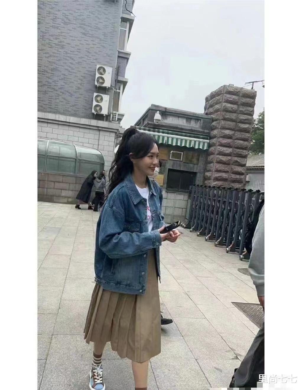 唐嫣 唐嫣现身同学聚会,穿百褶裙牛仔褂像大学生,低调站C位美貌抢眼