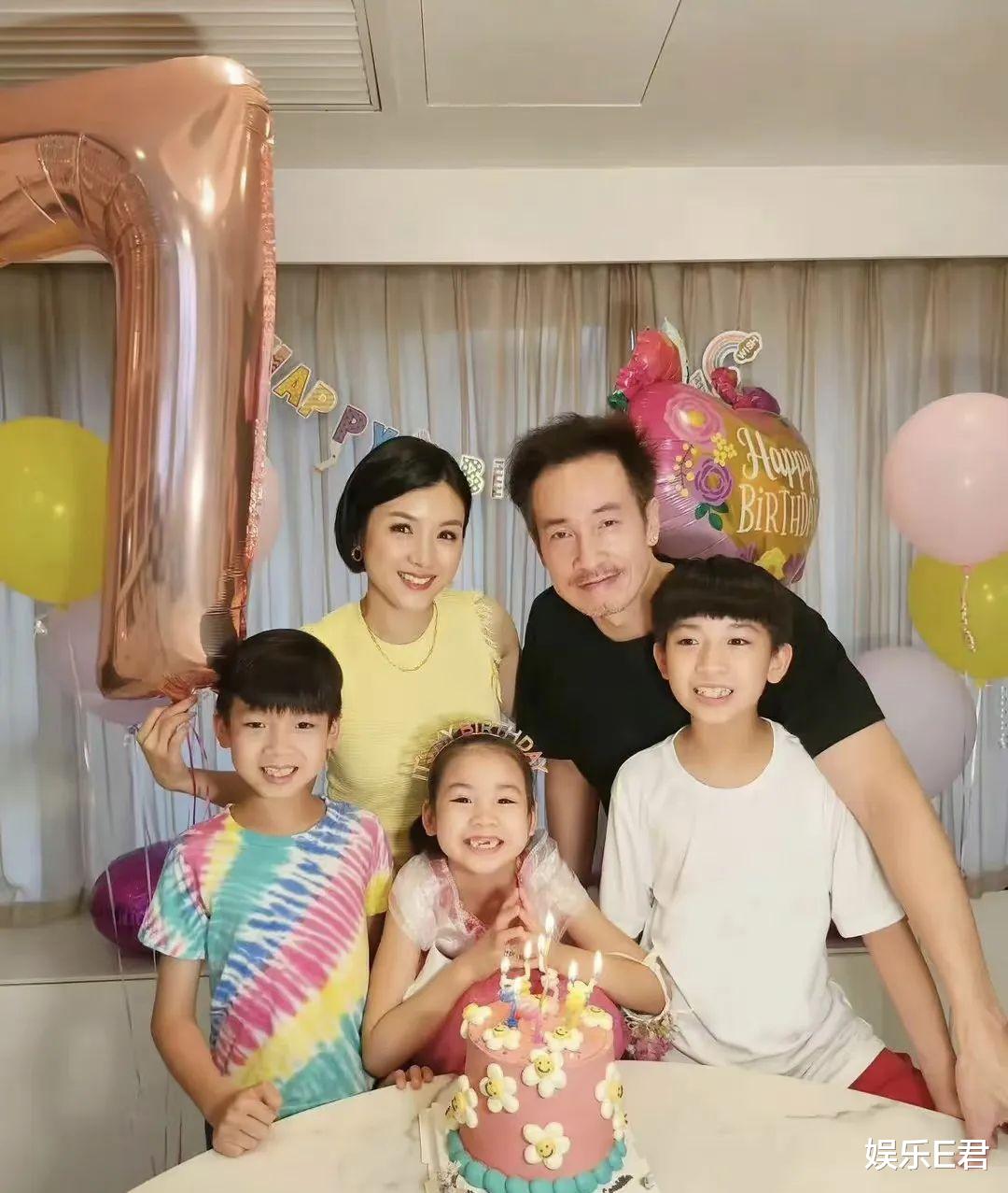 陈豪夫妇中秋合体秀恩爱，42岁陈茵媺保养得宜，比选美时更漂亮