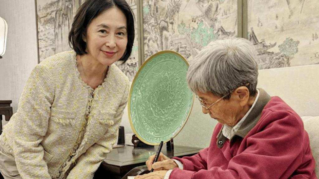 61岁何超琼拜访敦煌知名学者，屈膝半蹲求签名，谦逊仪态获好评