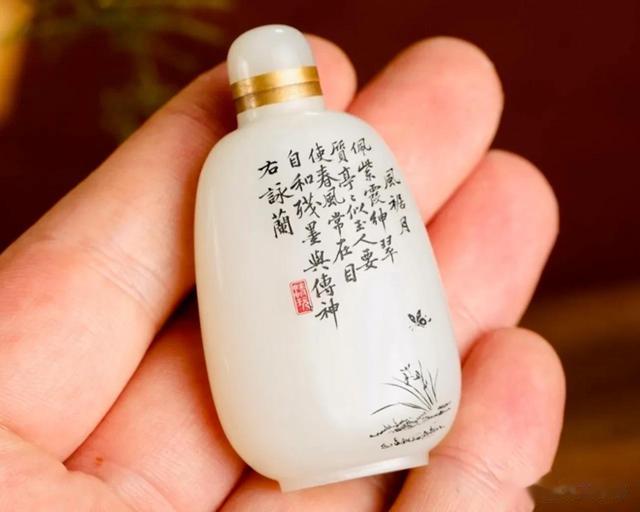 奇石|文玩圈的“掌中宝”！和田玉巧雕“咏兰”鼻烟壶！