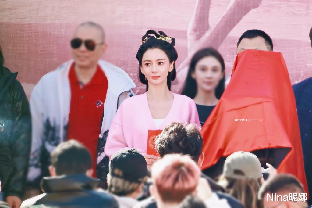 Angelababy|Angelababy深夜晒开工！叠穿露脐装戴兔耳朵，33岁越发像女团爱豆