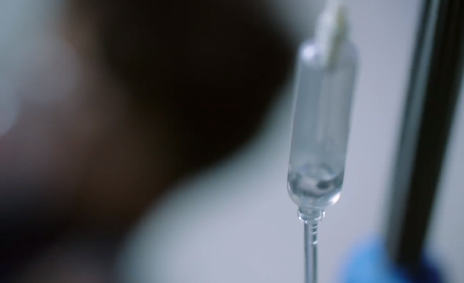 南风知我意:打针用猪皮做道具?突兀的转场,虚假中带着好笑