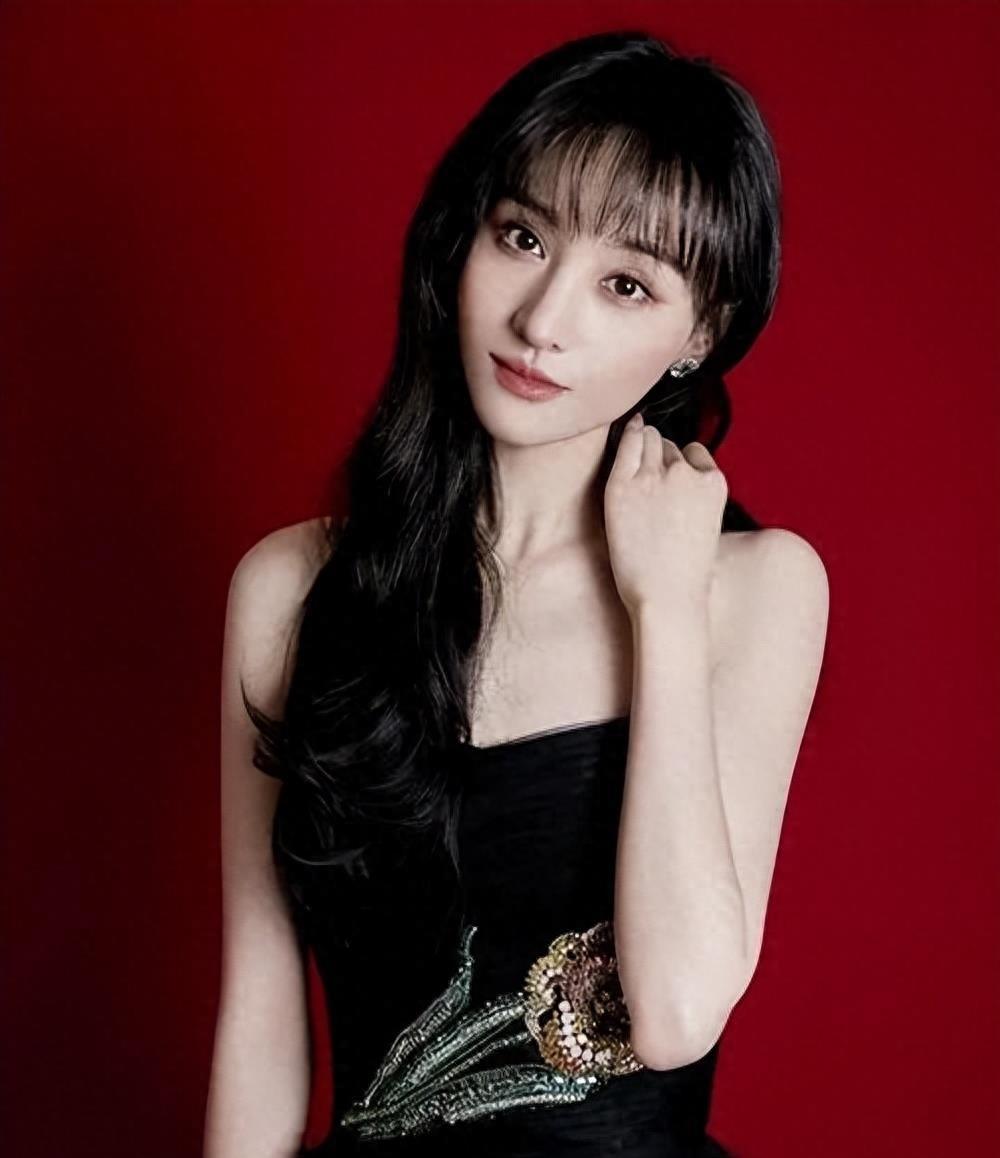 有种“整容”叫郑爽退圈,被封杀两年后,再次出现她像换了一个人