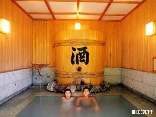 |人肉汤锅?日本人洗澡时居然在浴池加入面条和清酒
