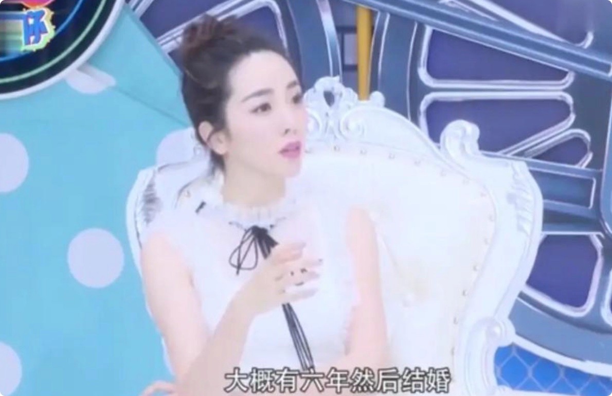 事实证明,37岁的李思思,正在另一种“性感”的路上,越走越远