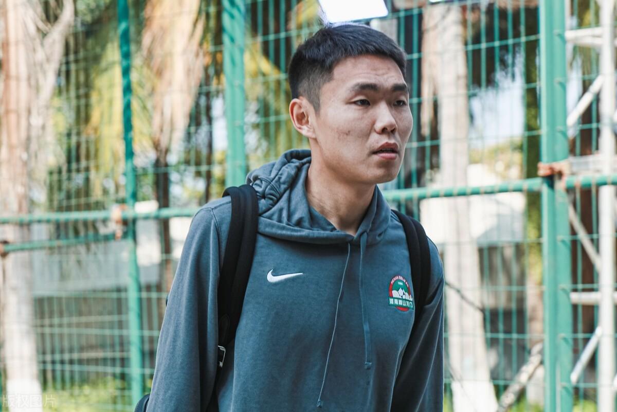 王上源可能被萨尔科推到锋线,河南嵩山龙门的中后场放不下王队长