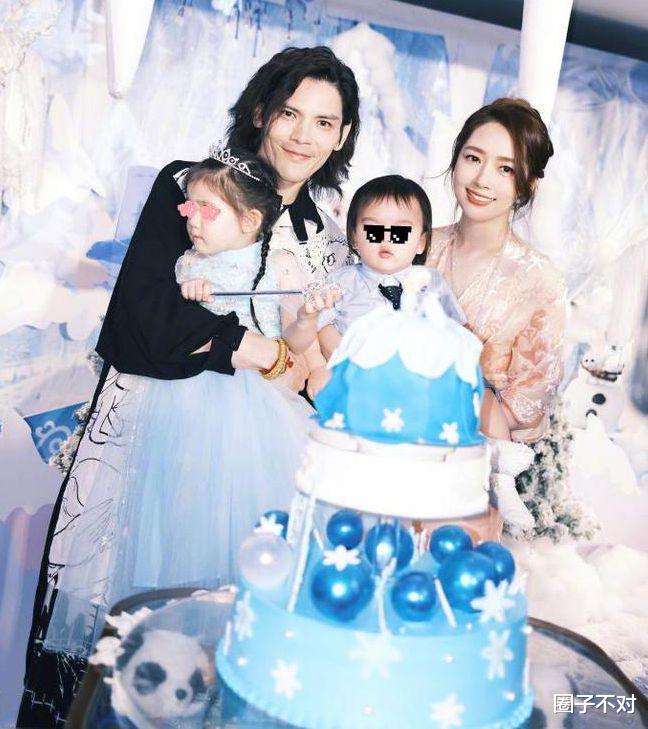 向佐郭碧婷教儿子打羽毛球,Isa扎三个小辫,网友直呼像小姑娘