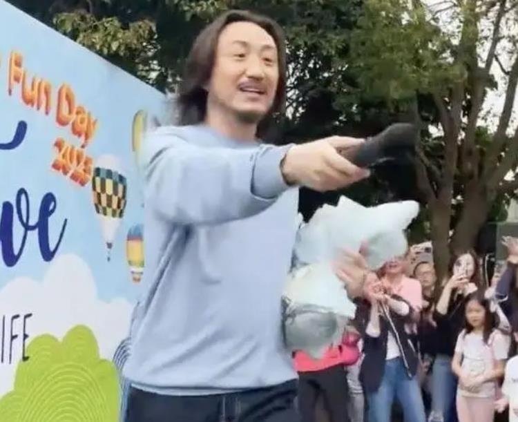 恭喜!郑中基女儿名校毕业,一家三口合影曝光,父女如复制粘贴!